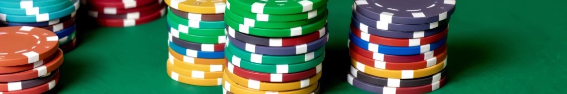 Fichas de casino apiladas sobre la mesa