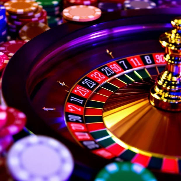 Ruleta de casino rodeada de fichas de colores