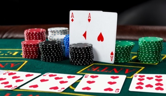 Fichas y cartas sobre el tapete verde de una mesa de póker