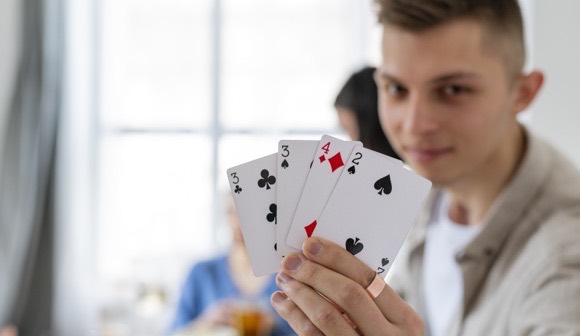 Jugador sosteniendo un abanico de cartas