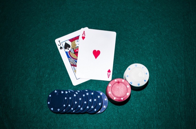 Mesa de blackjack con cartas repartidas