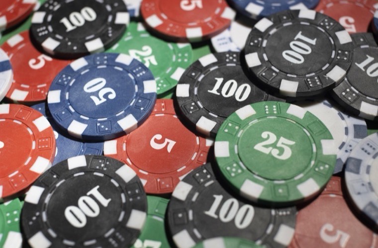 Fichas de casino de distintos valores sobre el tapete